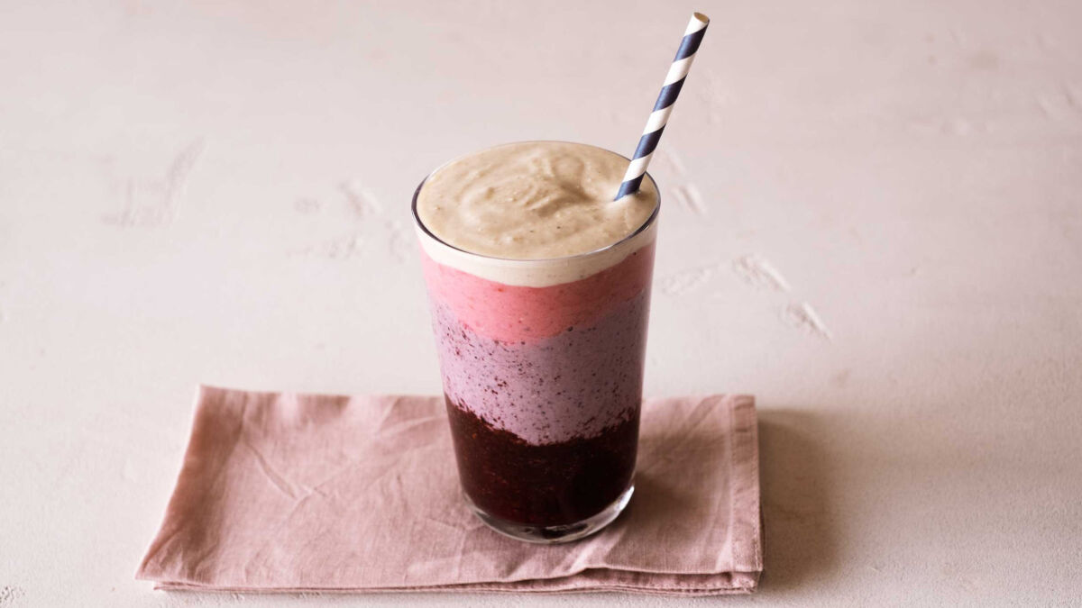 Rezept für Beeren-Smoothie mit Ombre-Effekt - Initiative Milch Rezept für Beeren-Smoothie mit Ombre-Effekt - Initiative Milch