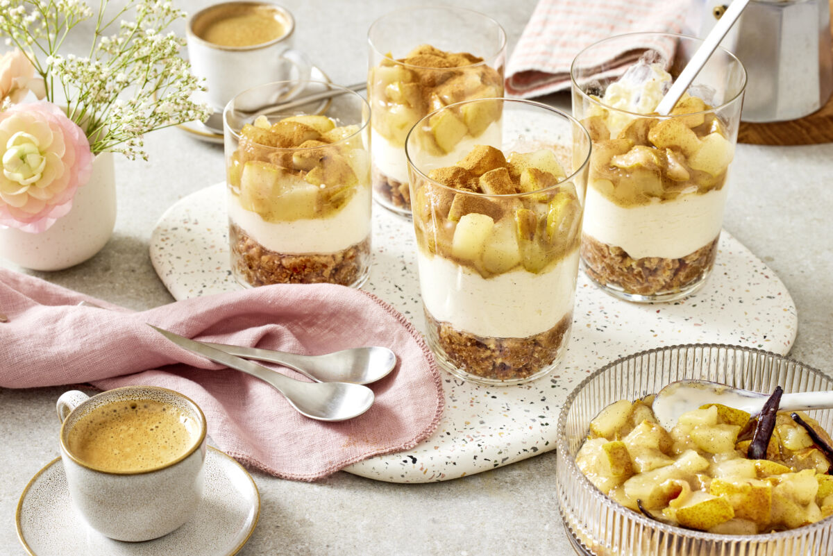 Cheesecake mit Birne im Glas serviert - Initiative Milch Cheesecake mit Birne im Glas serviert - Initiative Milch